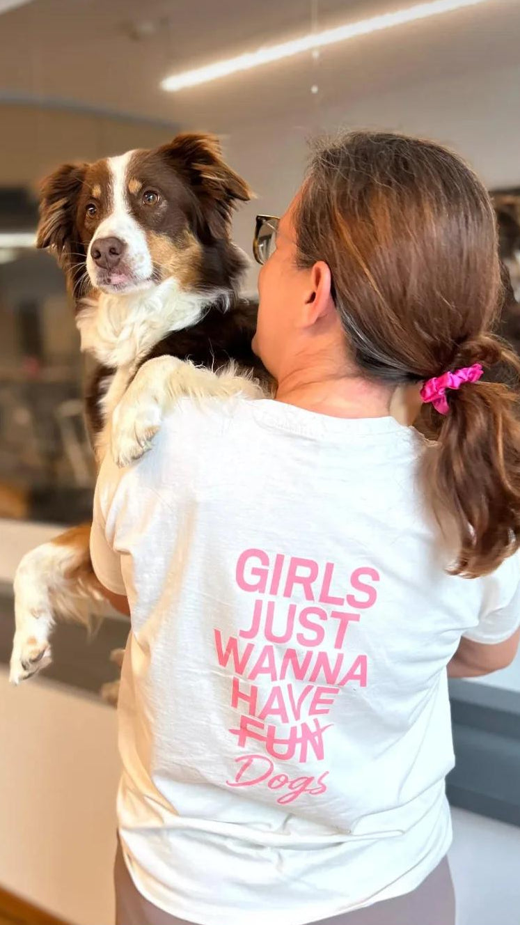 Majica z napisom Girls Just Wanna Have ( Fun) Dogs